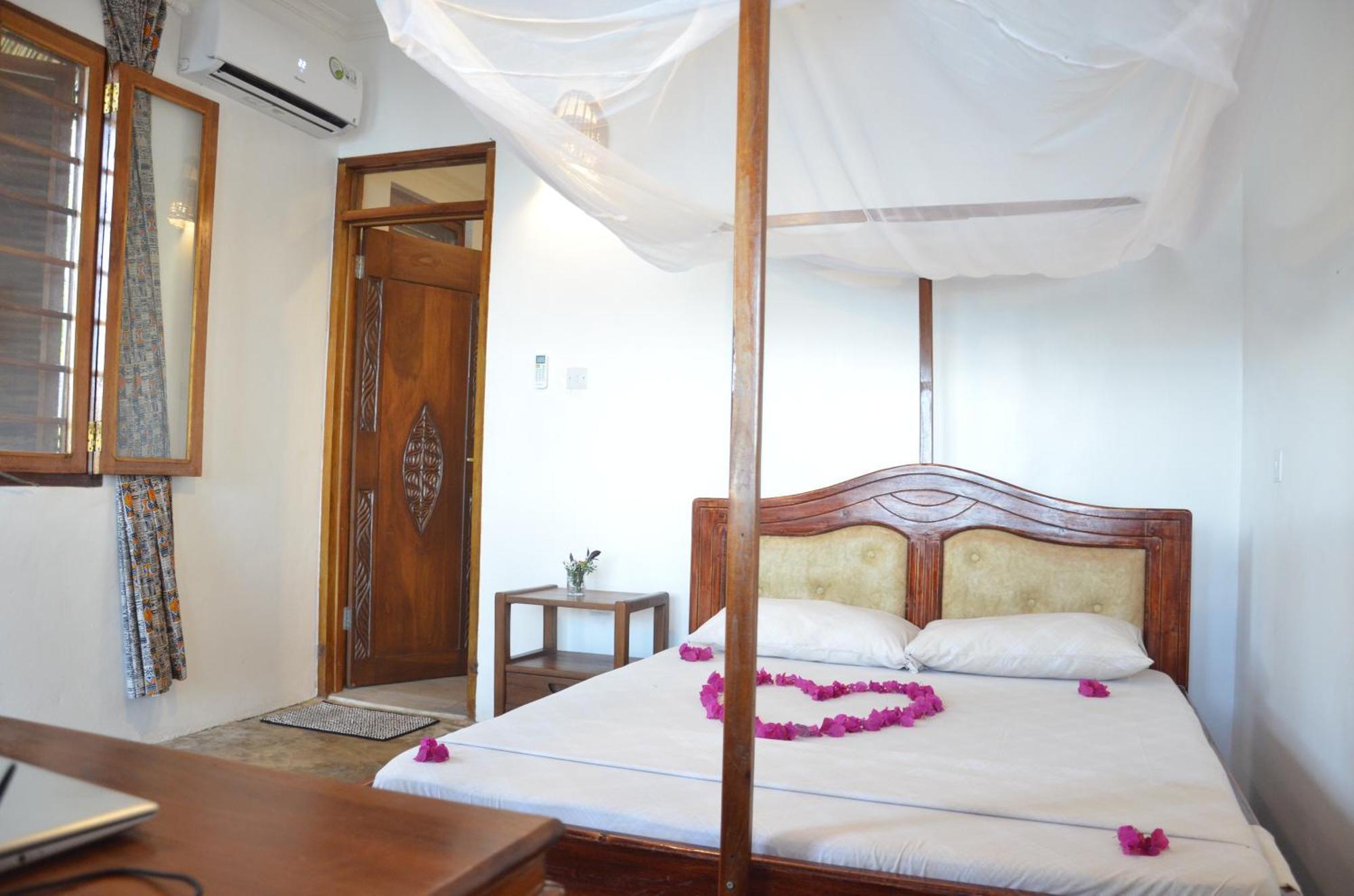 Lui Ushongo Beach House Pangani Eksteriør bilde